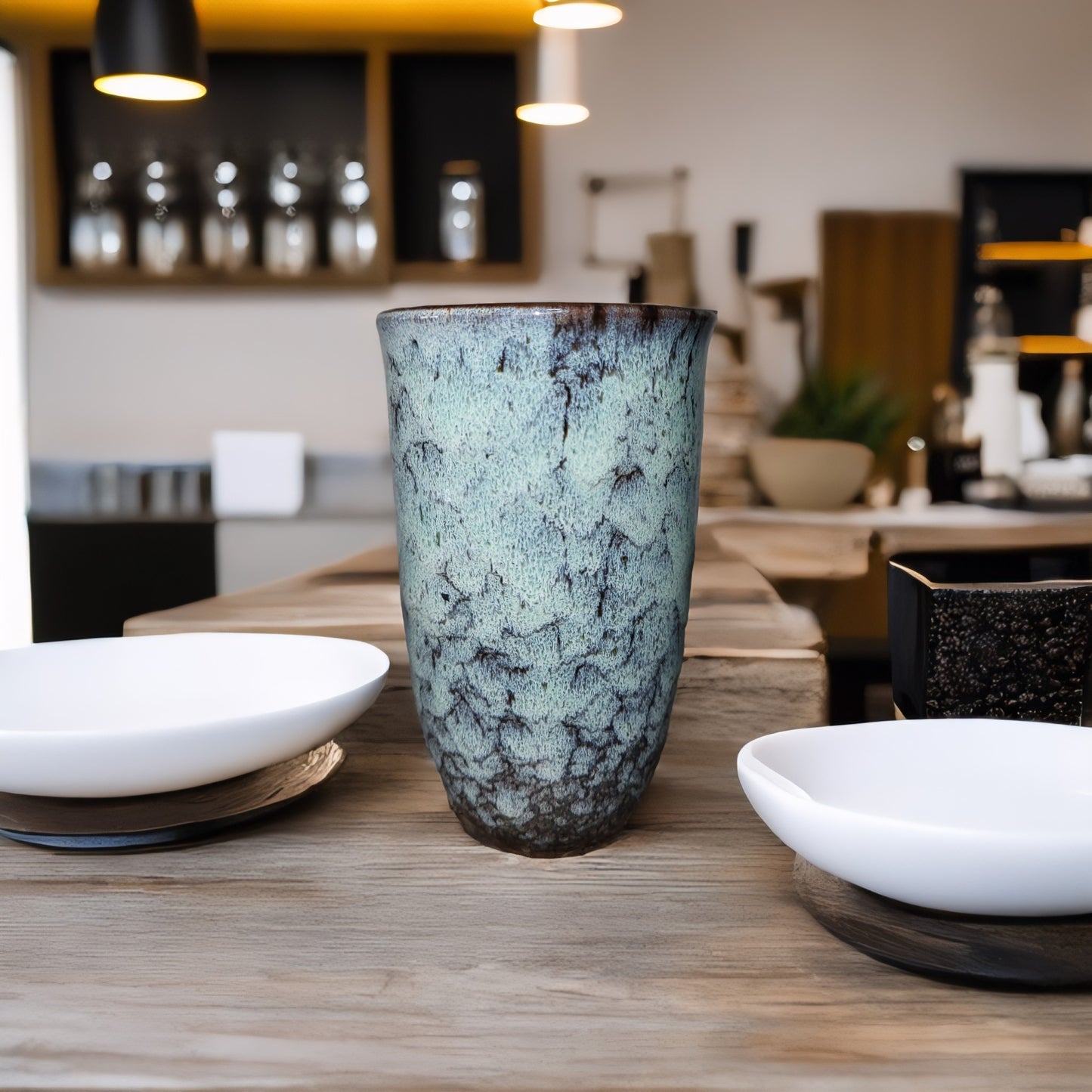 Lariwo koffie 2 go mok cyaan op de ontbijttafel