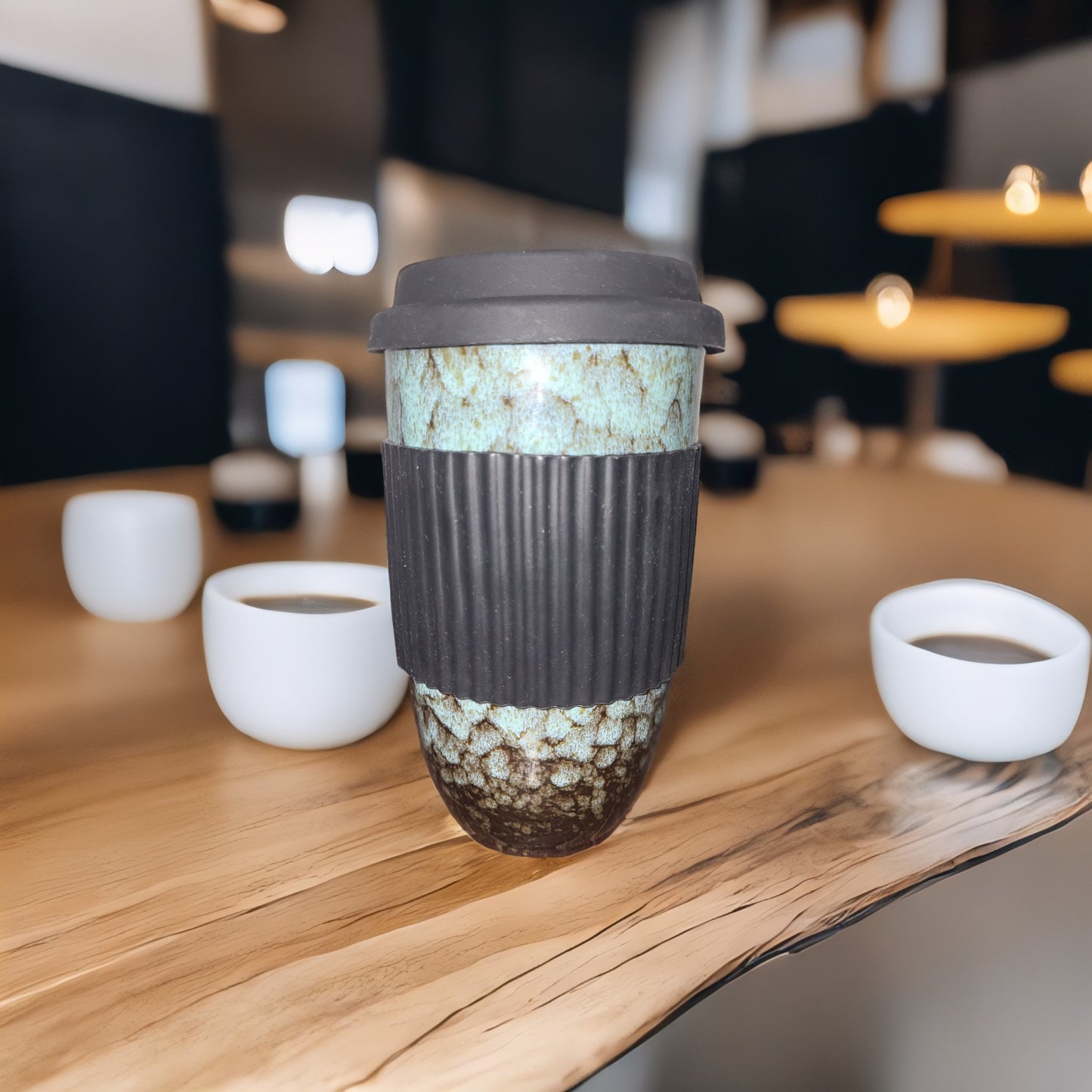 Lariwo koffie 2 go mok groen met siliconen afsluitbare deksel en grip band