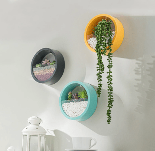 Detailweergave van de plantenhouder, die is gemaakt van duurzaam materiaal en eenvoudig aan de muur te bevestigen is.