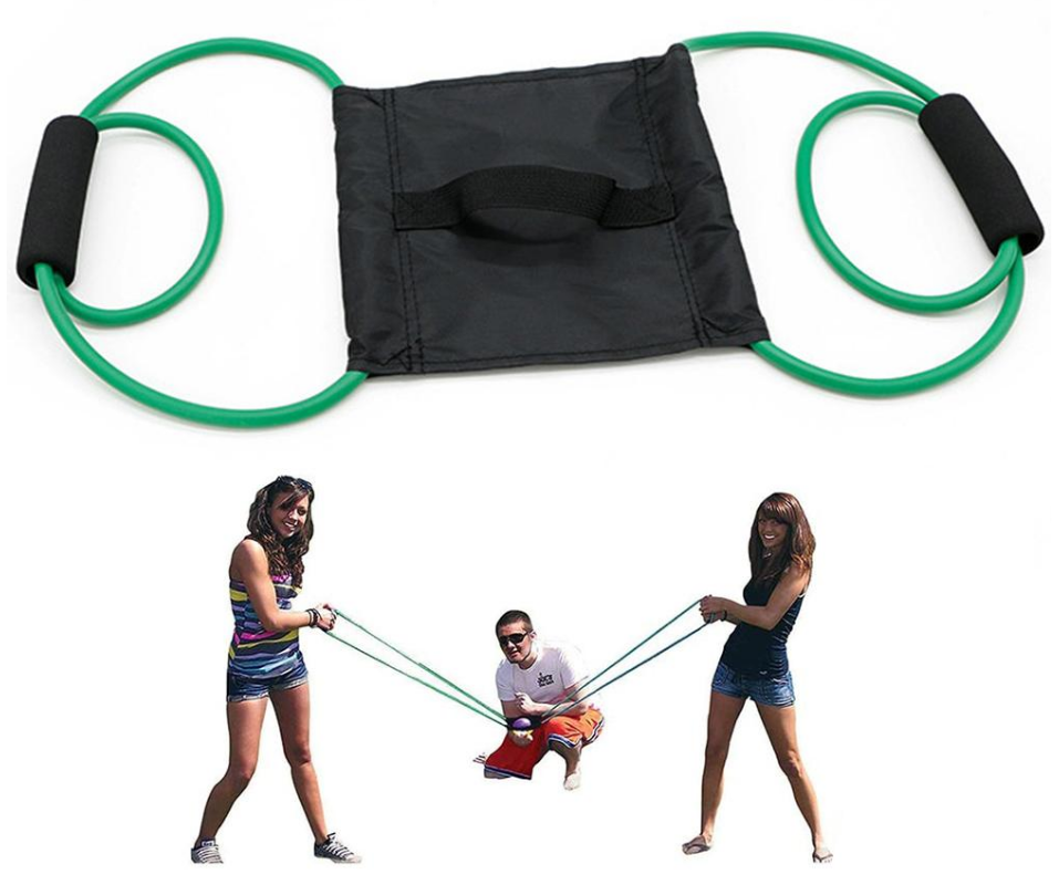 3 mensen spelen met een water ballonnen katapult