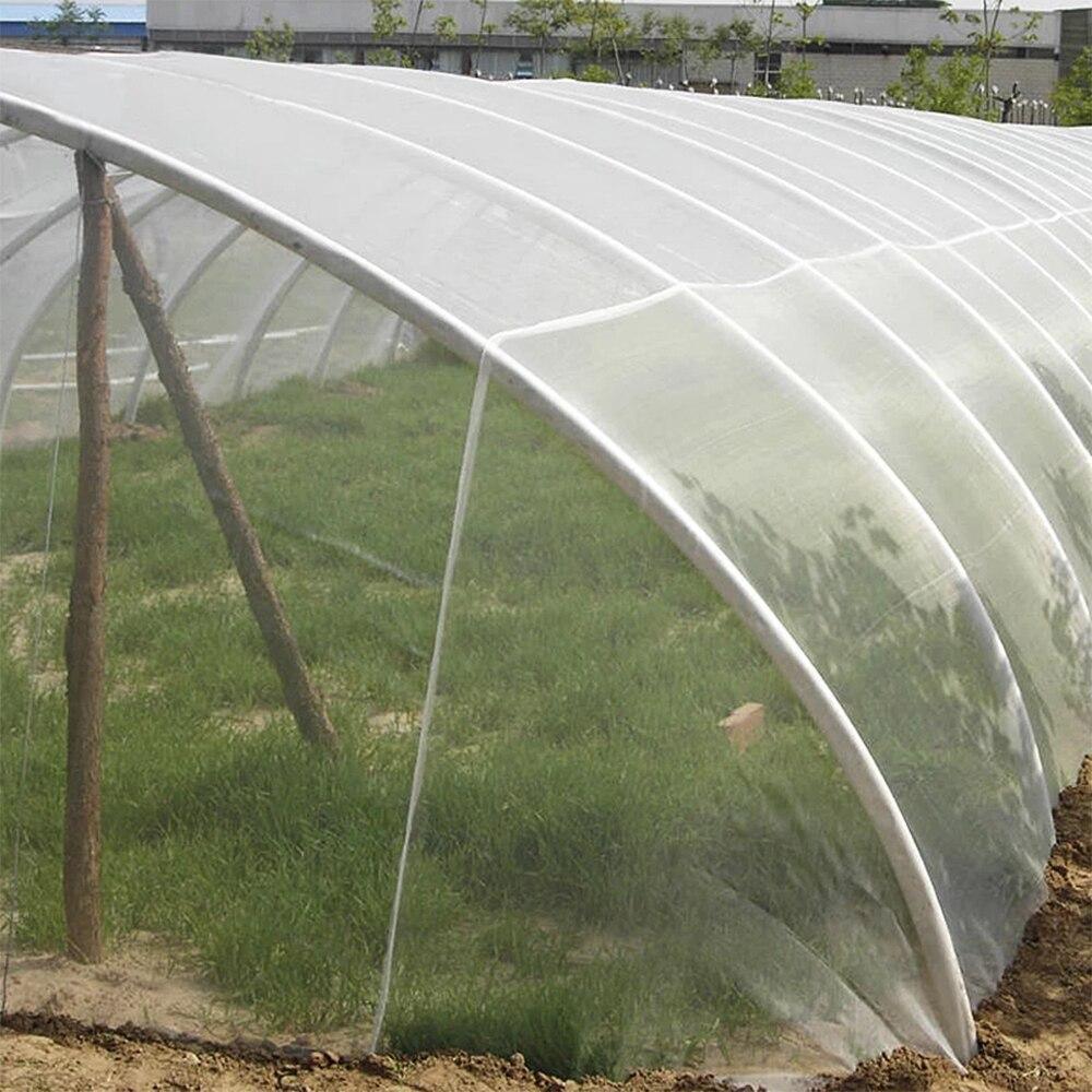 anti insectennet in gebruik in een kleine moestuin