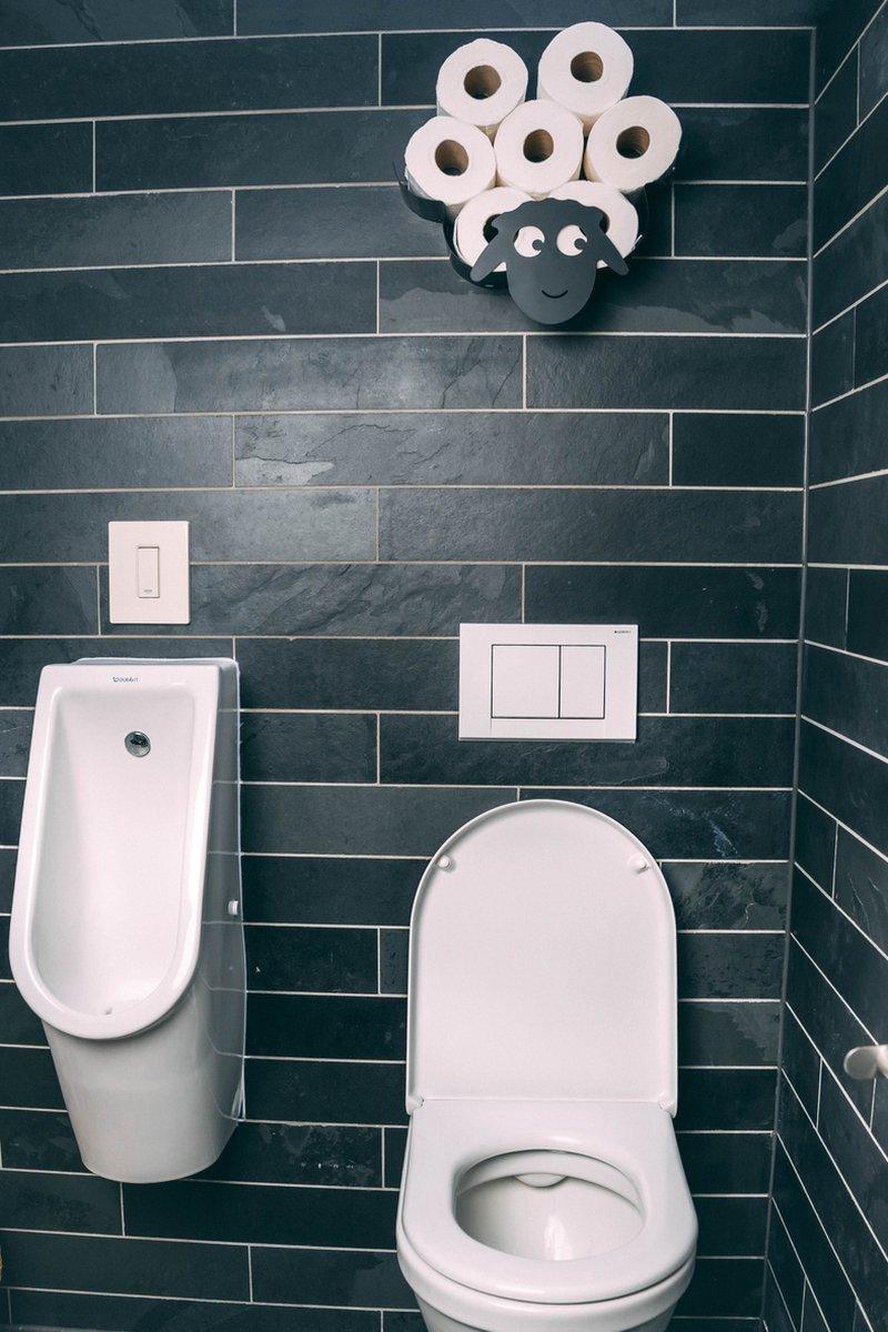 wc rol houder schaap model hangt aan de muur op de wc