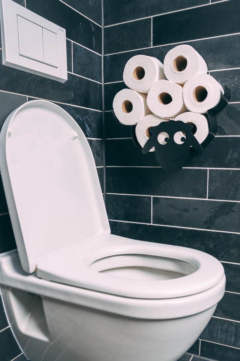 wc rol houder hangt aan de muur naast de wc