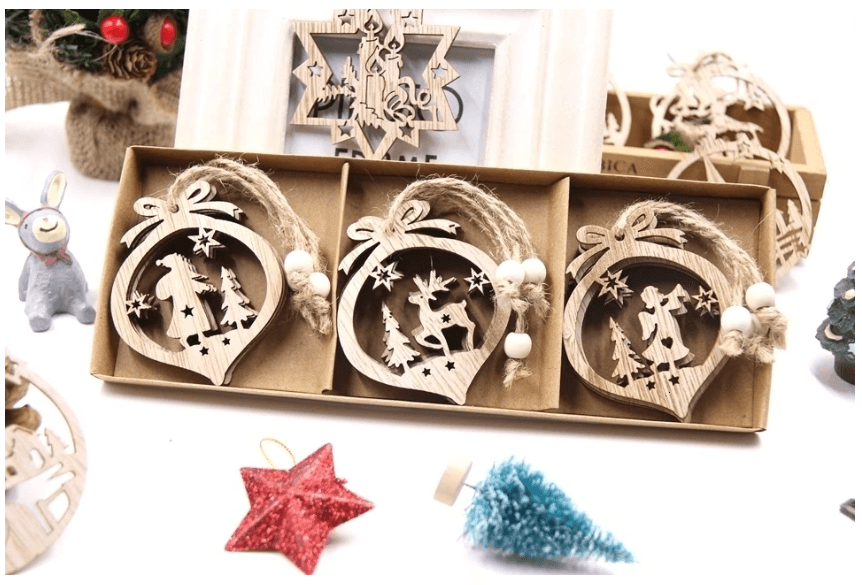 doos met houten kerst ballen en decoratie