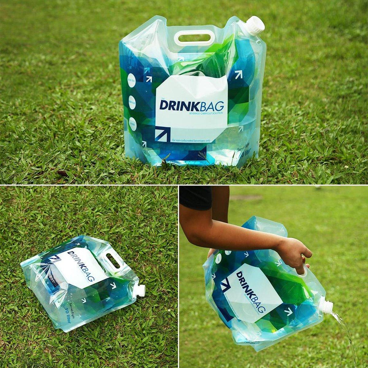 drink water zak gevuld met water in het groene gras