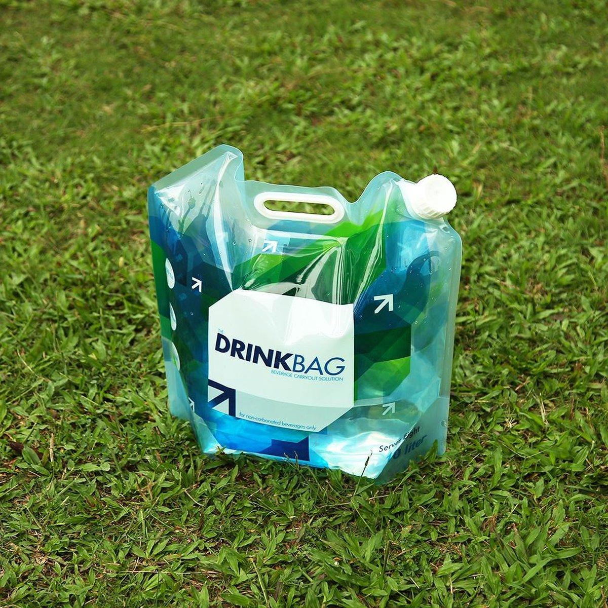 drink water zak gevuld met water staat in het gras
