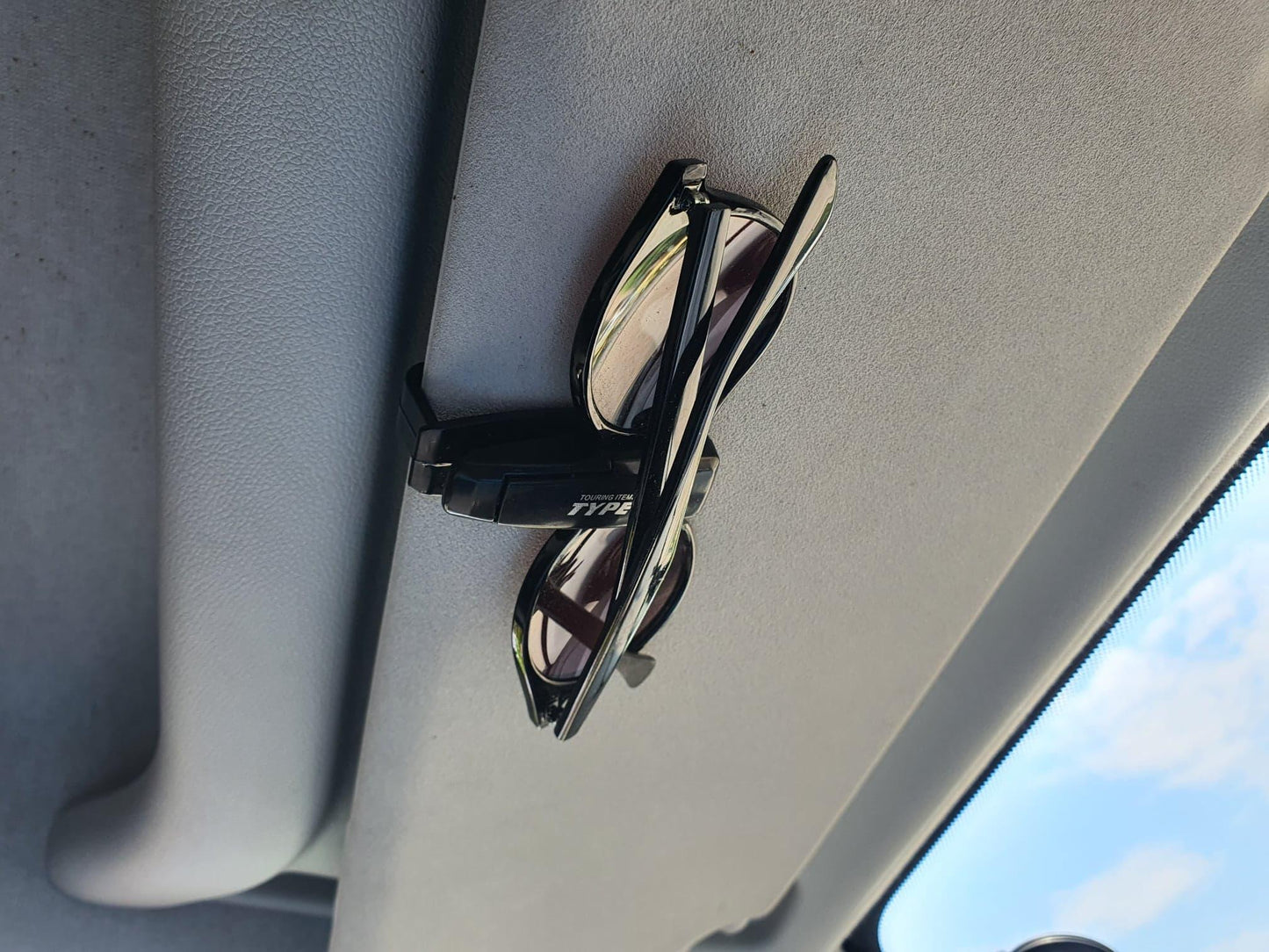 zonnebril houder met zonnebril in de auto